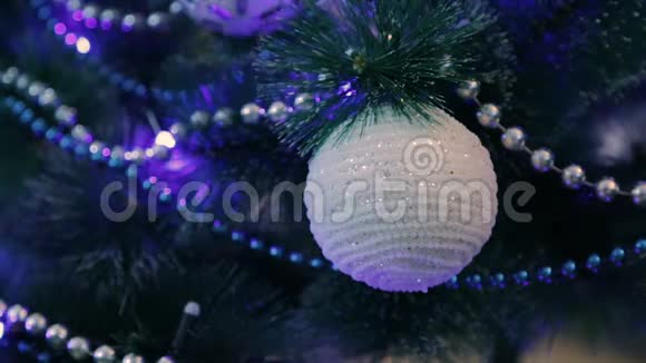 用蓝灯装饰的圣诞树白色圣诞球和花环视频的预览图