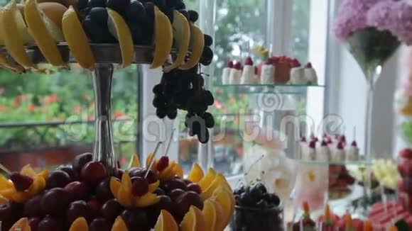 自助餐鸡尾酒派对上装饰精美的糖果和水果视频的预览图