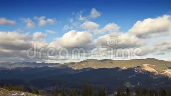 群山带云时光流逝视频的预览图