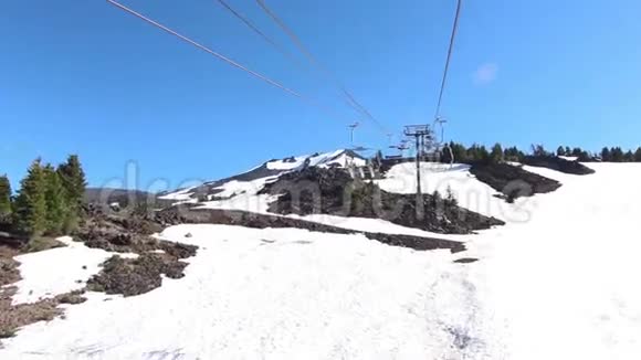 在夏天的雪中乘坐滑雪缆车视频的预览图