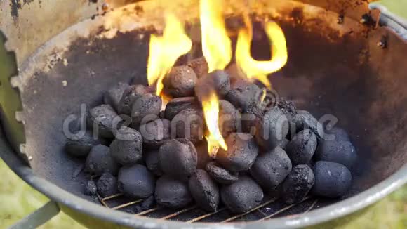夏日花园金属烤架上的发光煤视频的预览图