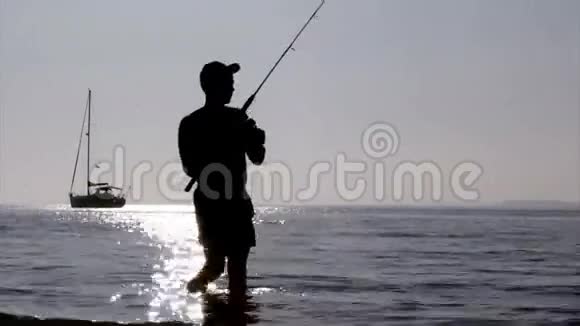 在葡萄牙阿尔加维的里亚福沙湿地的渔民剪影视频的预览图