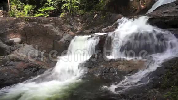 丁加努的热带瀑布视频的预览图
