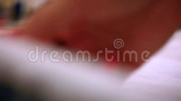 女人把干净的毛巾放在床上的特写镜头视频的预览图