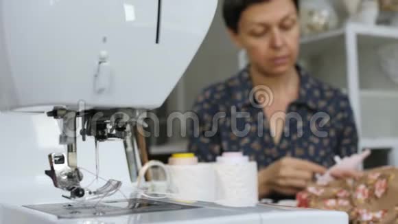 女人缝娃娃特写镜头视频的预览图