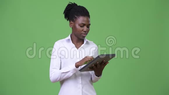 年轻漂亮的非洲女商人用数码平板电脑视频的预览图
