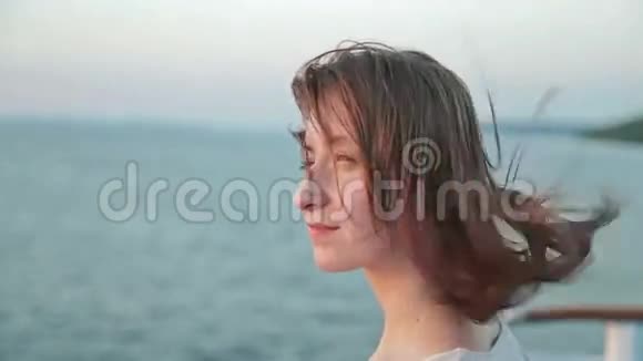 日落时游船上年轻女子的特写镜头视频的预览图