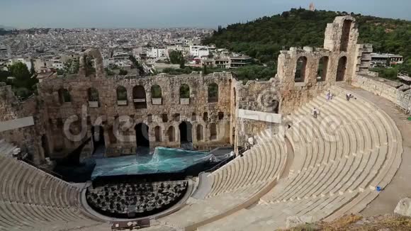 希腊雅典卫城帕特农神庙附近的古剧院视频的预览图