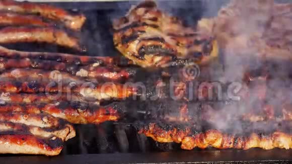 烤肉架上的烤肉串视频的预览图