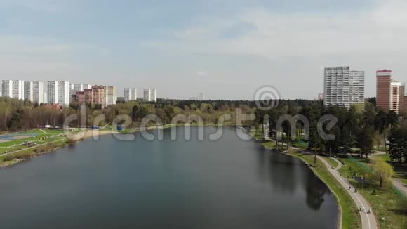 俄罗斯莫斯科Zelenograd行政区学校湖景视频的预览图