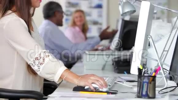 忙碌的创意中妇女在办公桌上使用电脑视频的预览图