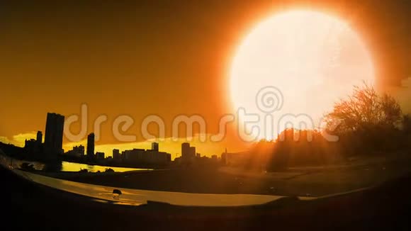 日出和太阳光从汽车前穿过城市视频的预览图