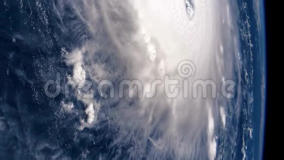 从国际空间站上看到地球飓风席卷海洋卫星观测由视频的预览图