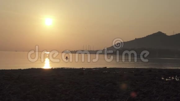 清晨在印度尼西亚的佩穆特兰巴厘岛热带海滩上日出视频的预览图