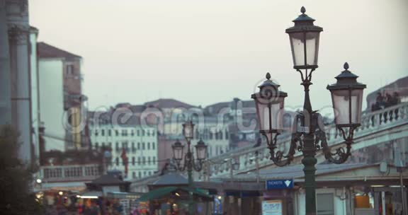 威尼斯人在桥上和街上视频的预览图