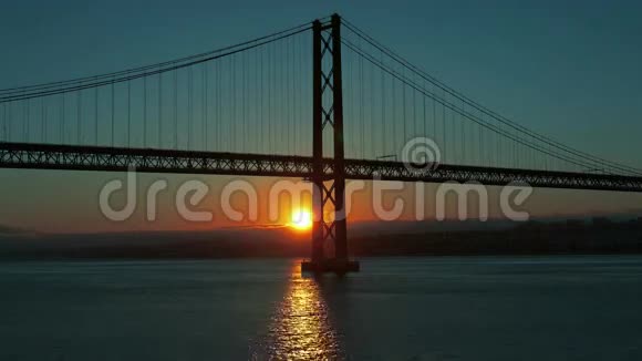 里斯本25号德阿布里尔大桥日落视频的预览图