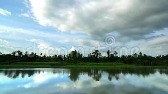 泰国河流时间推移的天空反射视频的预览图