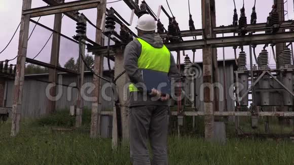 电气工程师在变电站的结帐文件视频的预览图