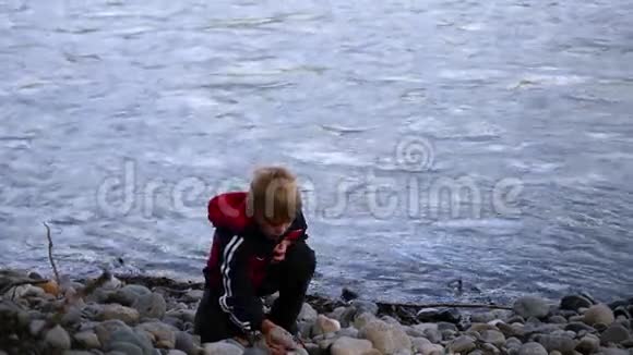 孩子把石头扔进河里视频的预览图