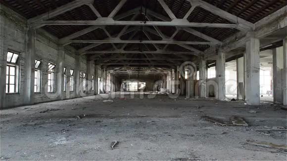 空的工业阁楼在建筑背景与裸露的水泥墙地板和柱子视频的预览图