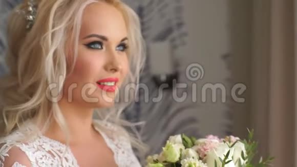 美丽的新娘闻着婚礼花束视频的预览图