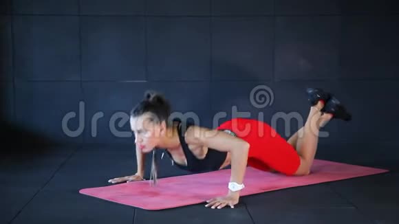 在健身房进行体形矫正训练在健身房做健身操的年轻女子视频的预览图