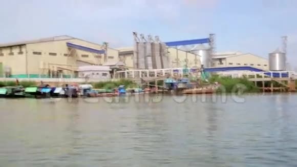 越南湄公河三角洲工厂附近的浮动市场贫民窟视频的预览图