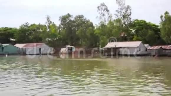越南湄公河三角洲工厂附近浮动市场贫民窟视频的预览图