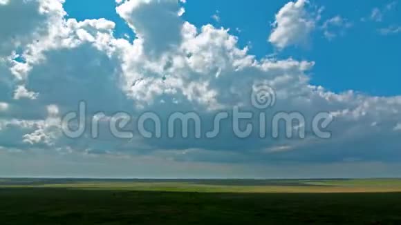 绿色的田野和多云的天空视频的预览图