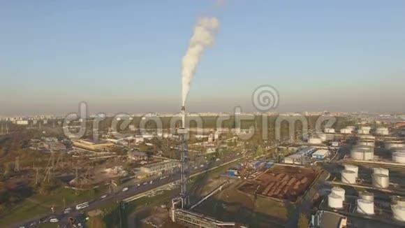 大型炼油厂的景观视频的预览图