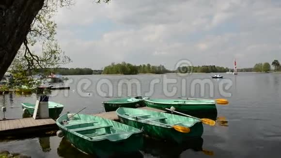 有船的湖和历史城堡特拉凯全景视频的预览图
