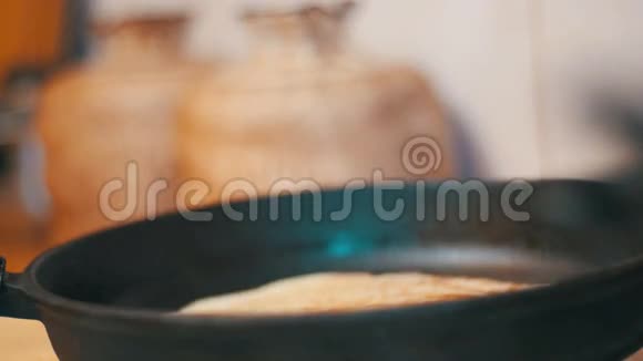 在家庭厨房的炒锅上煮面饼平饼视频的预览图