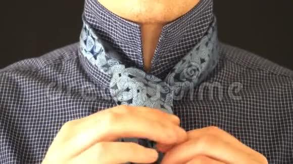 穿衬衫的商人系领带视频的预览图