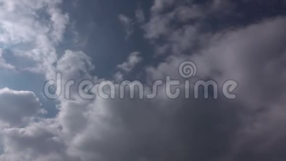 积雨云在运动戏剧性的蓝天的时间流逝视频的预览图