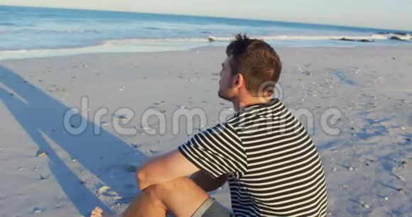 年轻人在海边放松视频的预览图