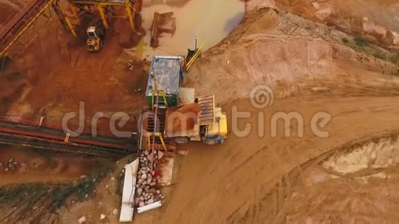 空中观景采矿车运输砂石采矿业航空工业视频的预览图