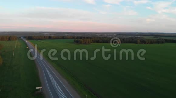 夏季日落时可鸟瞰道路视频的预览图