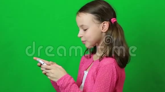 情绪化的小女孩在玩智能手机视频的预览图
