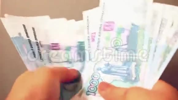 女人手里拿着俄罗斯钞票视频的预览图