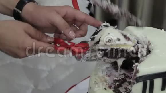 新娘和新郎的手切一片婚礼蛋糕切结婚蛋糕视频的预览图