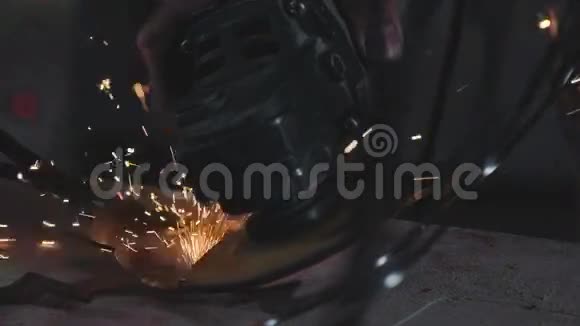 角磨机切割和研磨金属产品时火花视频的预览图