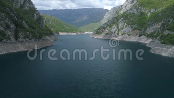 著名的Piva峡谷的空中景观及其神奇的水库视频的预览图