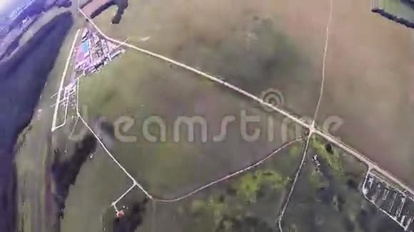 专业跳伞跳伞晴天飞越绿野景观视频的预览图