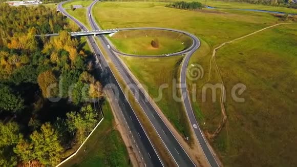 无人机可以看到高速公路上的汽车交通道路交叉口道路圈视频的预览图