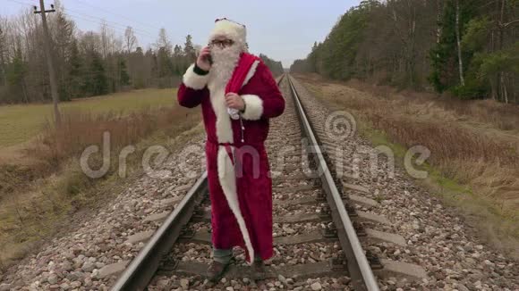 圣诞老人在铁路上打电话视频的预览图
