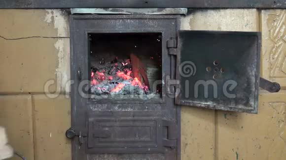 旧炉壁炉里着火视频的预览图