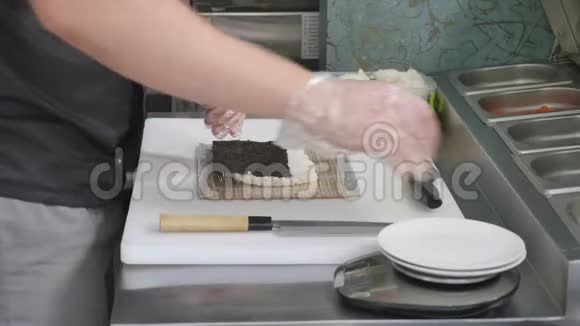 手做长寿司卷寿司厨师展示技巧日本名菜顶部视图视频的预览图