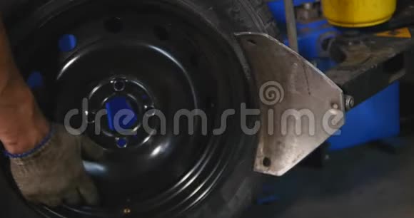 专业的汽车维修人员在汽车维修服务延时内更换车轮上的轮胎下一个机械平衡轮视频的预览图
