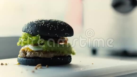 餐厅厨房砧板上的烤黑汉堡特写视频的预览图
