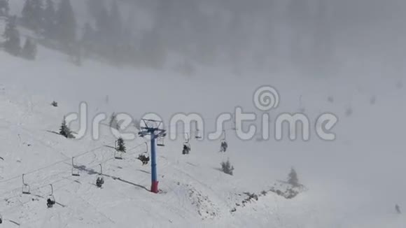 椅子的座位在雾中升起山上的滑雪胜地视频的预览图